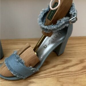 Unisa blue denim sandal size 7. Thick heel.